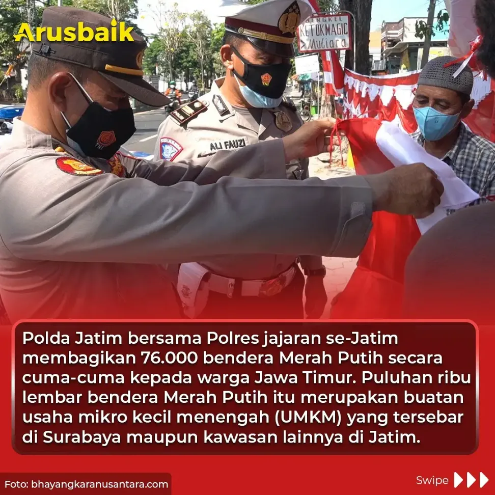 Polisi Borong Bendera Pedagang Kecil & Dibagikan ke Warga