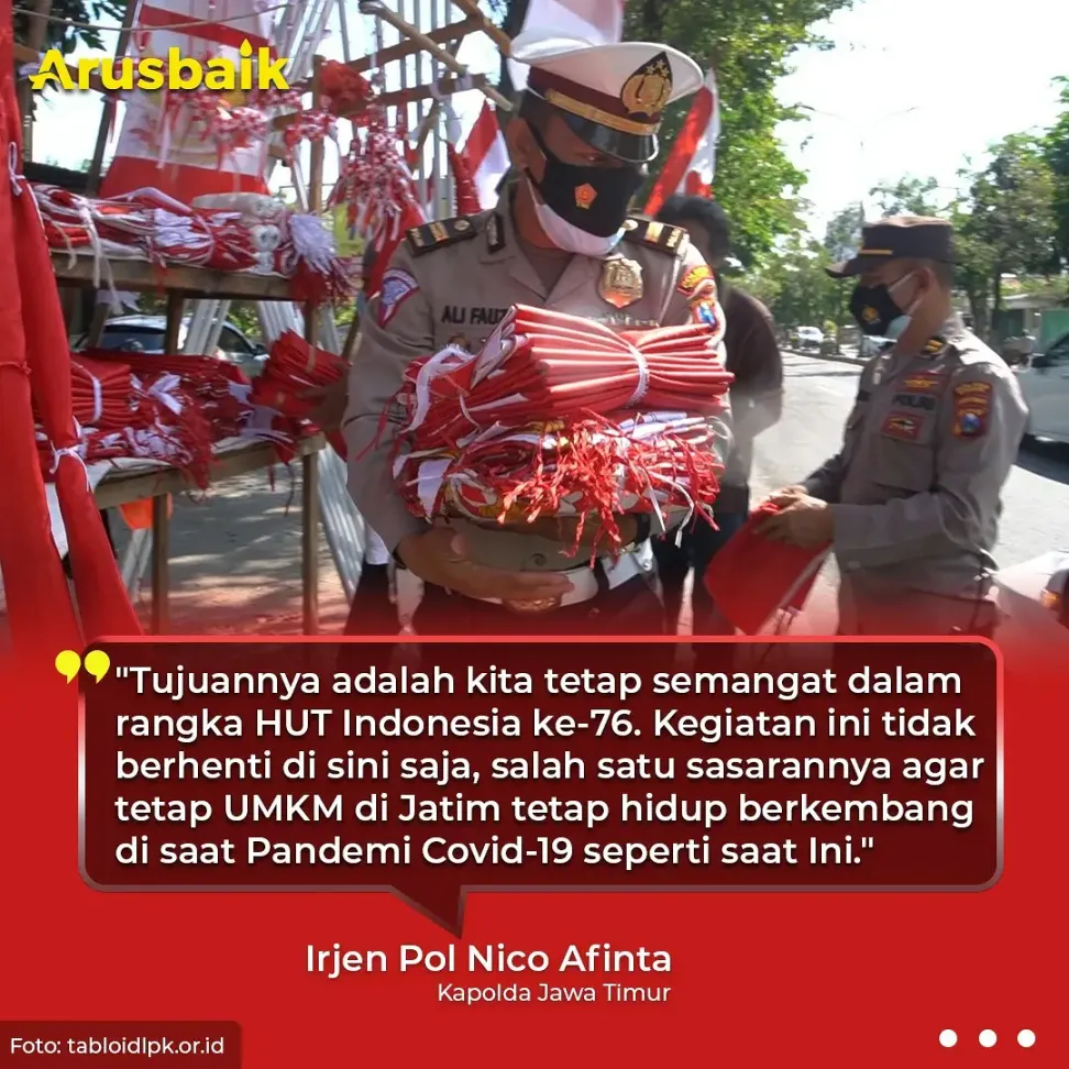 Polisi Borong Bendera Pedagang Kecil & Dibagikan ke Warga