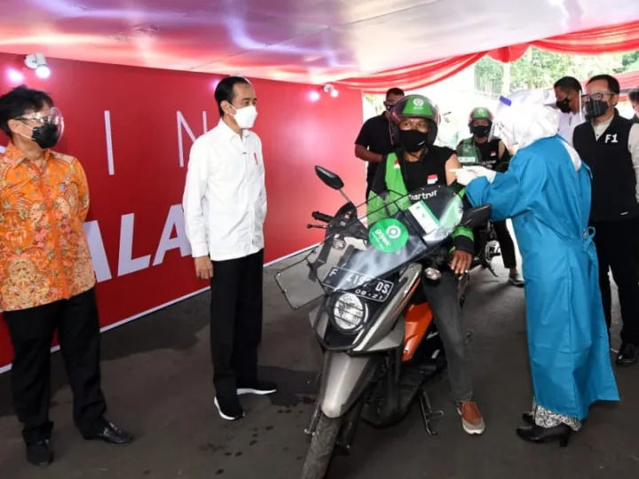 Wow! Bogor Terapkan Vaksinasi Drive-Thru Bagi Pengemudi Ojek Daring & Lansia