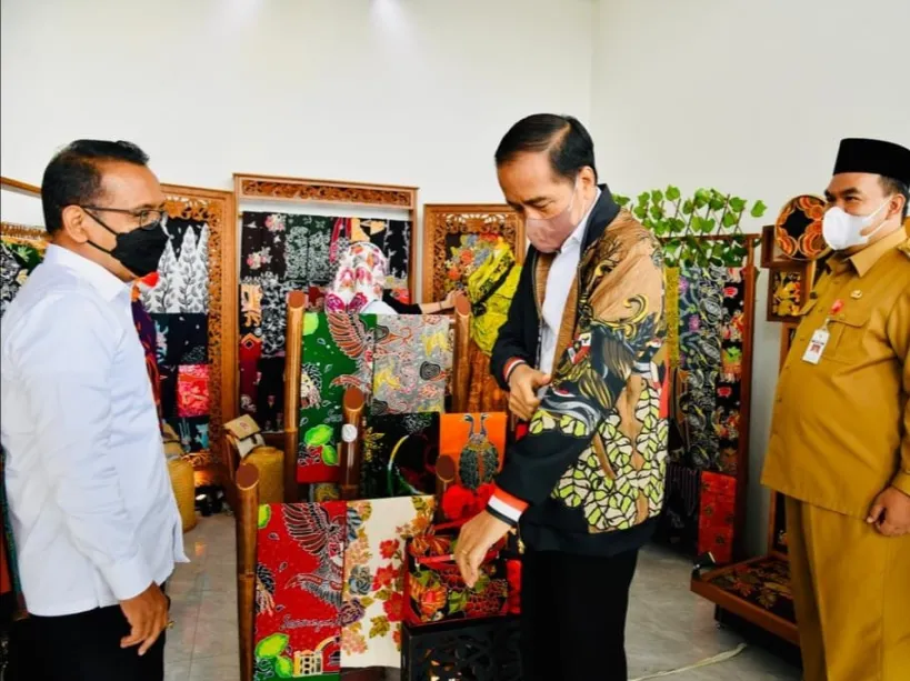 Mampir UKM Blora, Presiden Borong Batik hingga Lukisan