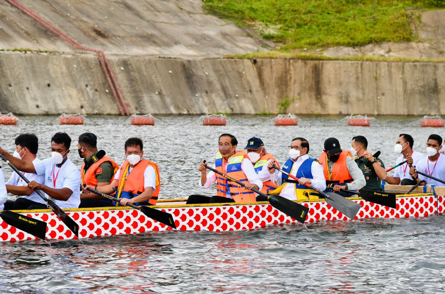 Didampingi Para Menteri Naik Perahu Naga, Presiden Resmikan Bendungan Ladongi