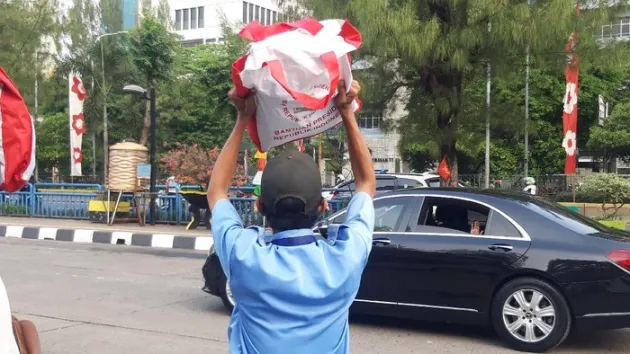 Antusias Pembagian Sembako di Grogol Sesuai Prokes, Tinjauan Presiden Cukup 5 Menit