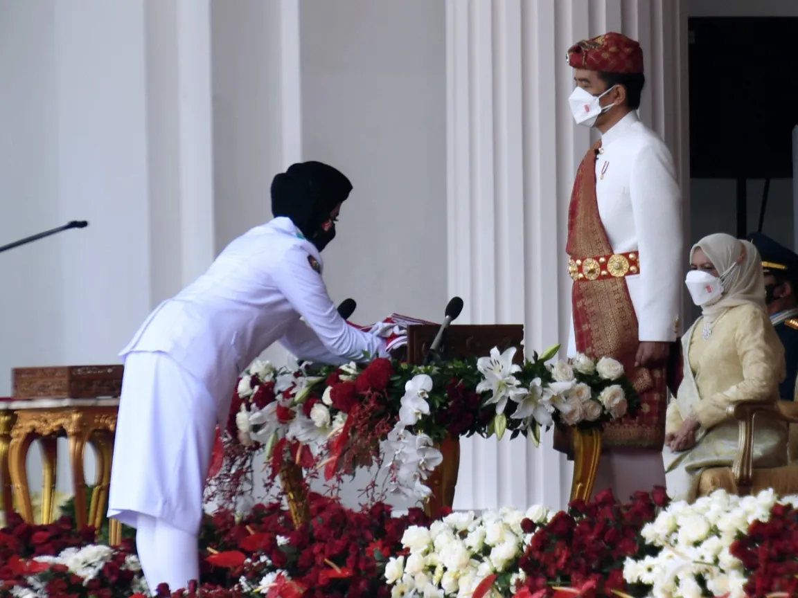 Berbusana Adat Lampung, Presiden Pimpin Upacara HUT RI ke-76