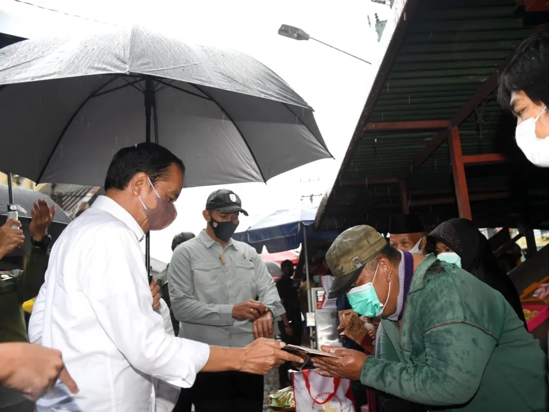 Di Pasar Kertek Wonosobo, Presiden Serahkan Bantuan Tunai untuk Pedagang