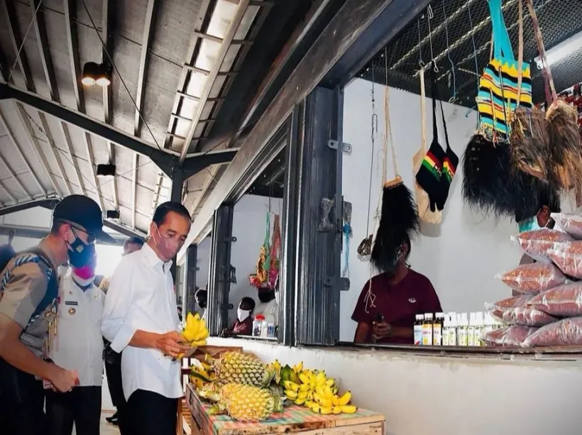 Di Pasar Sota, Presiden Beli Pisang dari Mama-mama