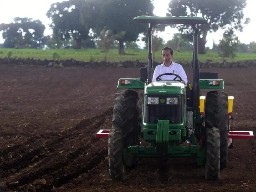 Kendarai Traktor, Presiden Tanam Jagung Bareng Petani di Sulsel