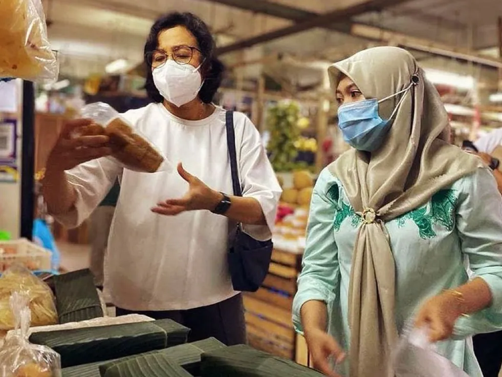 Kepada Pedagang di Pasar, Sri Mulyani Jelaskan soal PPN Sembako