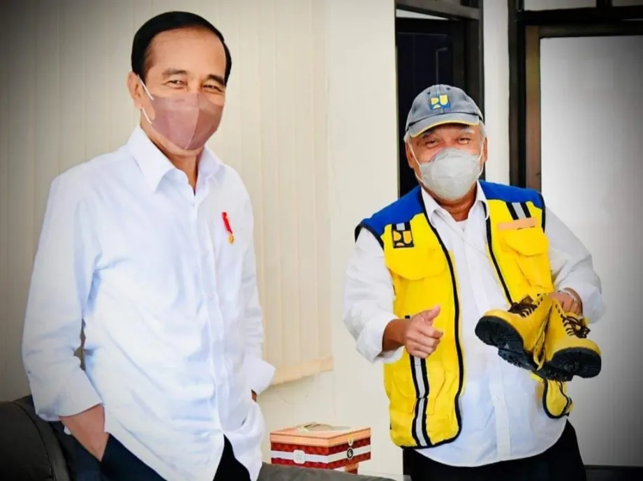 Momen Presiden Bujuk Menteri PUPR Beli Sepatu untuk Motoran