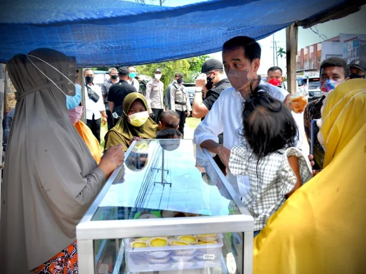 Pedagang Bentangkan Spanduk, Presiden Malah Beri Tambahan Modal