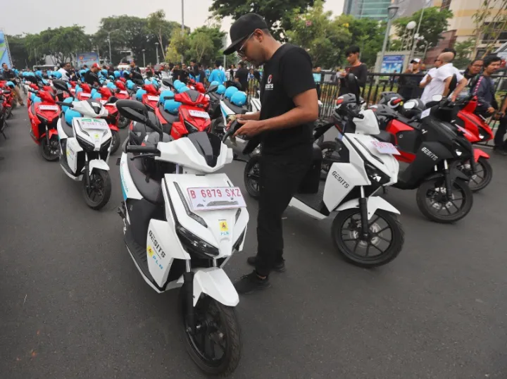 Salam Satu Aspal dari Senegal, Naik Motor Listrik Buatan Indonesia