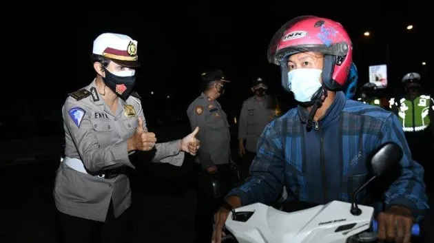 Vaksinasi di Pos Penyekatan Karawang, Polri Juga Bagikan Sembako